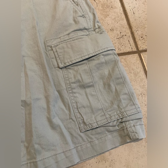 Old Navy Lived-In Straight Cargo Shorts, Size 33, khaki/Light Grey - Picture 3 of 6